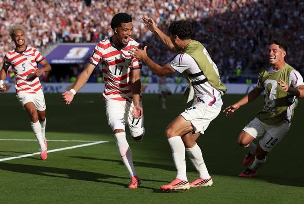 Ten-man USA hold firm to reach World Cup last 16