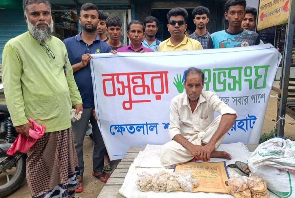 Elderly man gets roadside stall in Joypurhat