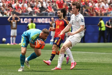 Simon sets new clean-sheet record as Spain march forward